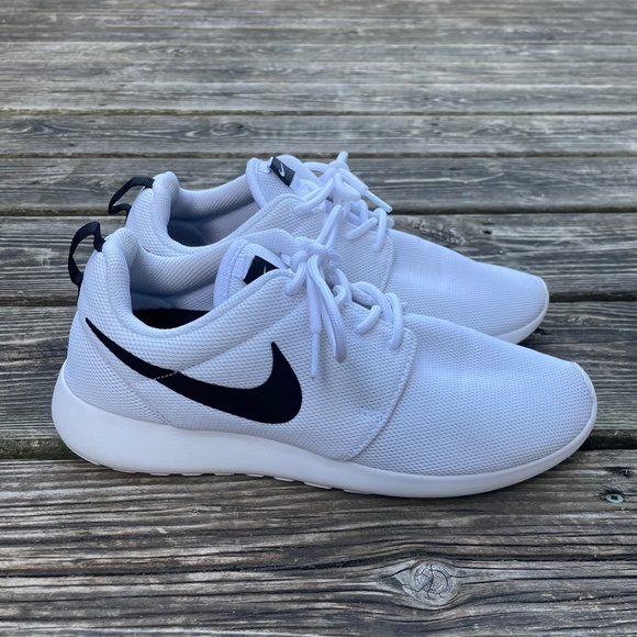 Running Shoes: White Nike Roshes Women's Sneakers - Picture 4 of 11